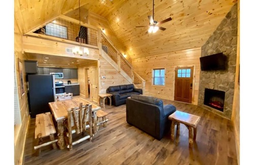 Cosby Cabin | Hoot Haus New Cabin-Mtn Views from Valley-Mesmerizing