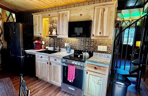 Shenandoah House | Hootie Owl Yurt - Shenandoah VA - Hot tub, Firepit, Wood buning stove, wifi