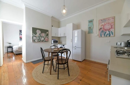 Bathurst Apartment | Hope St Cottage II - Timeless & Serene Sanctuary