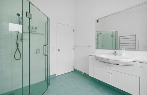 Waikanae House | Hornbill Nest - Waikanae Beach Holiday Home