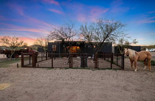 Wickenburg House | Horses and Dogs Welcome! Container Suite