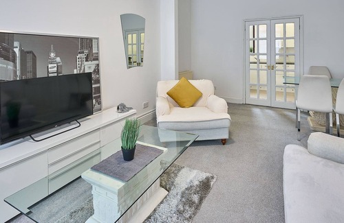 Portsmouth House | Host & Stay | Portside Retreat