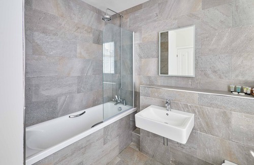 Much Wenlock Apartment | Host & Stay The Raven Hotel Rooms