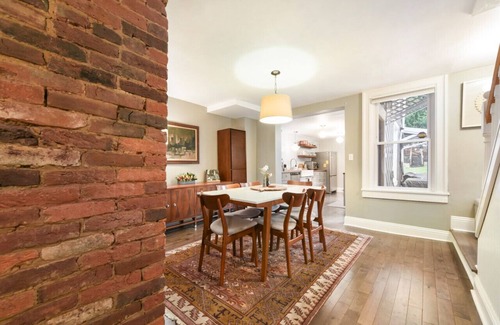 Central Northside House | ★ HostWise Stays ★ Off-Street Parking, King Bed, Amazing War Streets!