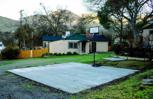 Three Rivers House | Hot Tub, 4mi from Sequoia, Arcade Games, Foosball