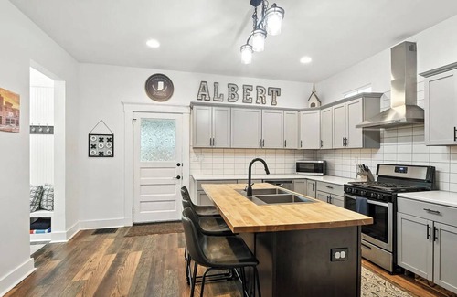 Holy Cross House | Hot Tub~5 Min to Mass Ave~Backyard Retreat~Indianapolis