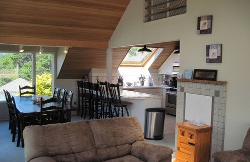 Roads End House | Hot Tub, 5 Smart TV's, & 2 Kitchens is an Entertainer's Delight w/Ocean Views