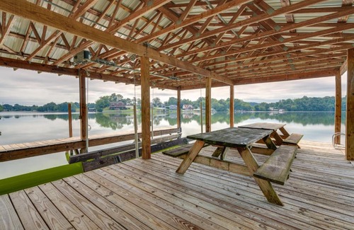Blountville House | Hot Tub and Dock Waterfront Bristol Area Retreat