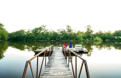 Goodson House | Hot Tub and Fireplace! Macks Creek Cabin on 30 Acres