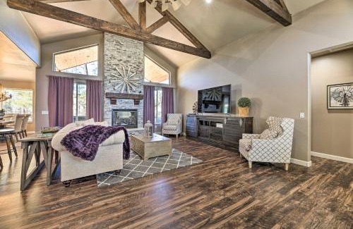 Show Low House | Hot Tub and Ponderosa Views! Luxe Cabin in Lakeside