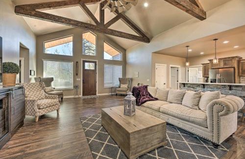 Show Low House | Hot Tub and Ponderosa Views! Luxe Cabin in Lakeside