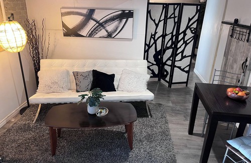 Regional District of Nanaimo House | Hot tub | central | Clean | Quiet | private suite| 3 Queen Beds