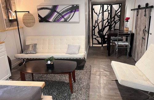 Regional District of Nanaimo House | Hot tub | central | Clean | Quiet | private suite| 3 Queen Beds