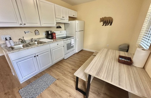 Central Colorado Springs House | Hot Tub Cozy Cottage in Colorado Springs