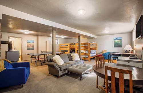 Angel Fire House | Hot tub, decks, ping pong, walk to golf/tennis/prk, gameroom, hspd wifi, firepit