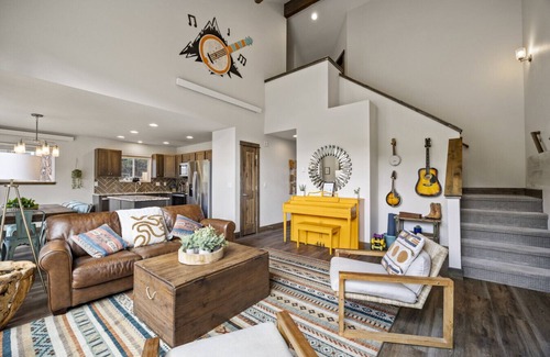 Estes Park Villa | Hot tub! Dogs OK! King Bed & Fireplace, Near Park