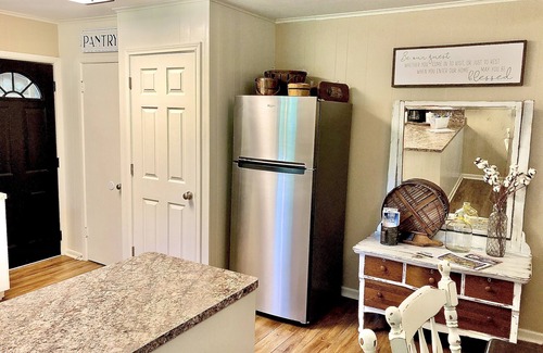 Harrison County House | Hot Tub! - Eagle Creek Cottage - Near ETBU, Lake O' Pines, Jefferson & Longview!