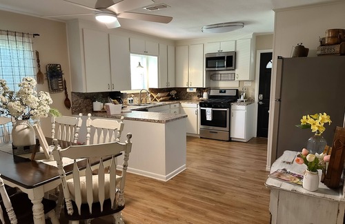 Harrison County House | Hot Tub! - Eagle Creek Cottage - Near ETBU, Lake O' Pines, Jefferson & Longview!