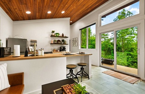 Stanton Cabin | Hot Tub Escape | Sleep 3 | Modern Cabin | Fire Pit