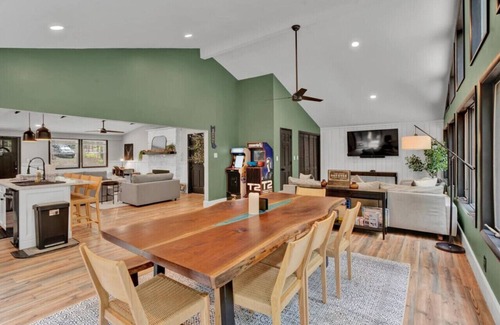Locust Lake Village Apartment | Hot Tub, Fire Pit, Gazebo & Arcade | Sleeps 8