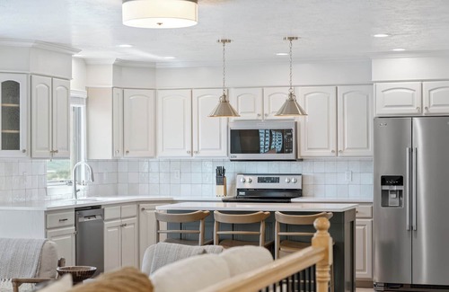 Uintah House | Hot Tub ~ FirePit ~ Scenic Views ~ Skiing ~ Lagoon