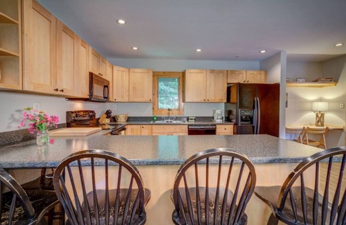 Londonderry House | – Hot Tub, Firepit, walkable skiing/restaurants and More!