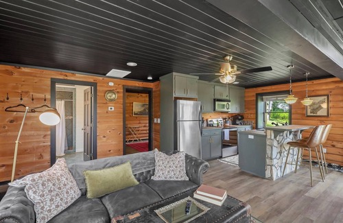 Boone Cabin | Hot tub; Fireplace; Dog Friendly; Minutes to Downtown Boone and Skiing!