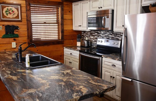 Gatlinburg - Pigeon Forge Cabin | Hot Tub, Fireplace, Screened balcony, Grill - Log Cabin near Pigeon Forge