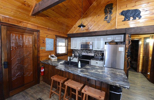 Gatlinburg - Pigeon Forge Cabin | Hot Tub, Fireplace, Screened balcony, Grill - Log Cabin near Pigeon Forge