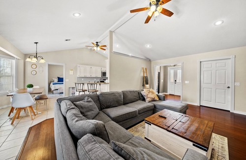 Bentonville Villa | Hot Tub/Gameroom/Firepit/Coler MTB - Downtown