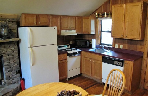 Townsend Cabin | Hot Tub - Gas Fireplace - King Bed - Secluded- Community Pool - Cozy