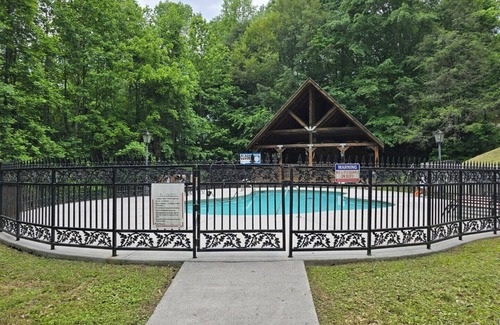 Townsend Cabin | Hot Tub - Gas Fireplace - King Bed - Secluded- Community Pool - Cozy