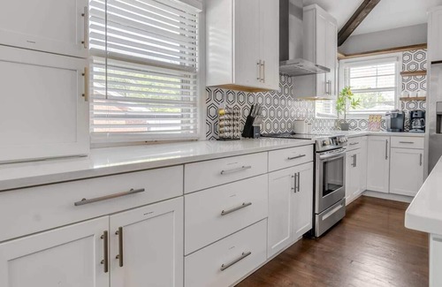 Lexington House | Hot Tub | Great Location | King Beds | Grill & Patio
