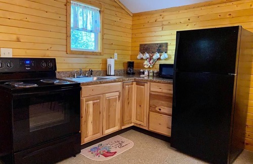 Somerset Cabin | hot tub, grill, fireplace, Hocking Hills, Buckeye Lake, Legend Valley