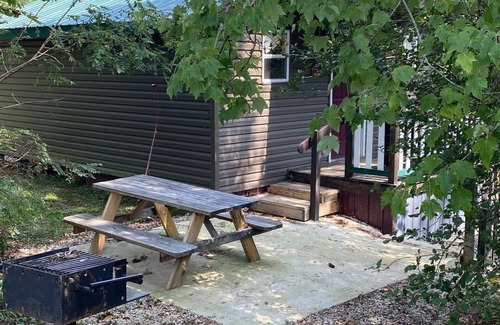 Somerset Cabin | hot tub, grill, fireplace, Hocking Hills, Buckeye Lake, Legend Valley