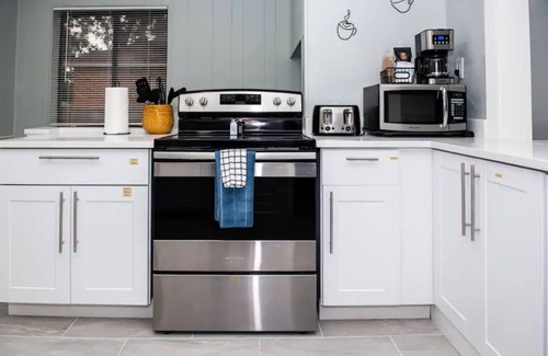 Rose Park House | Hot Tub Haven SLC 4bd/2ba house 10min airport! 30-Day Minimum