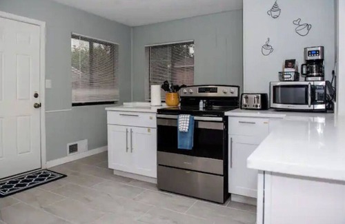 Rose Park House | Hot Tub Haven SLC 4bd/2ba house 10min airport! 30-Day Minimum