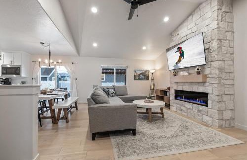 Heber House | Hot Tub, Heber Home, Pet-Friendly, Games, Sleeps 13 Guest!