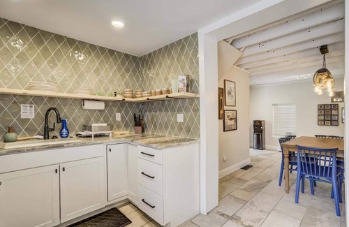 Cascade House | Hot Tub - King Suite - Mountains - Private Yard