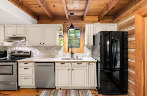 Knoxville Cabin | HOT TUB: KING COMFY BEDS : Convenient location to Downtown, Campus, West Knox