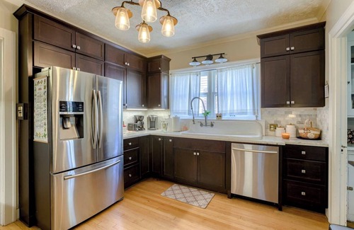 Southeast Omaha House | Hot Tub | Midtown Omaha | Fire Pit | Close to Zoo