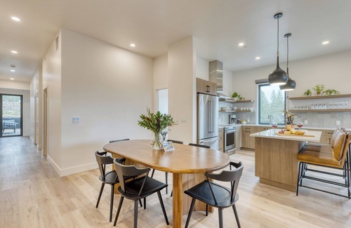 Bend House | Hot Tub, Mins to Old Bend | 2 Units - King | Aerie