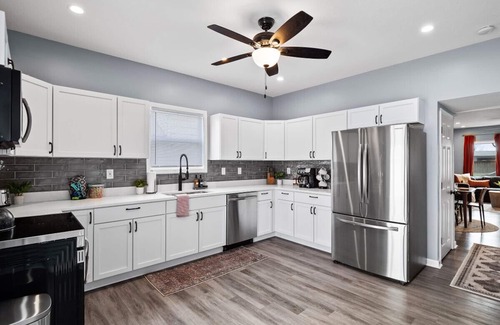 Detroit - Shoreway Apartment | Hot Tub|N64|Mins to Downtown|Sleeps 8