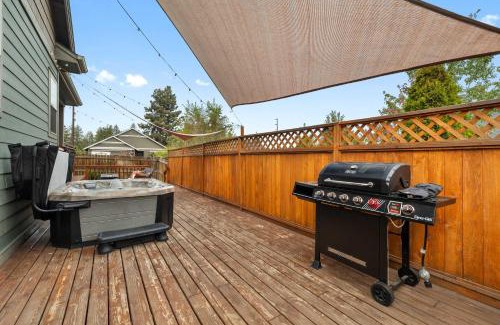 Southeast Bend House | Hot-tub Pet-friendly minutes to Downtown