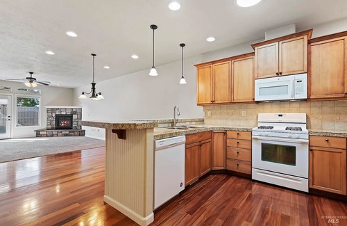 Meridian House | Hot tub, Pet Lovers, 3-bdrm 2 bath, Game Room, Gym, Central Location