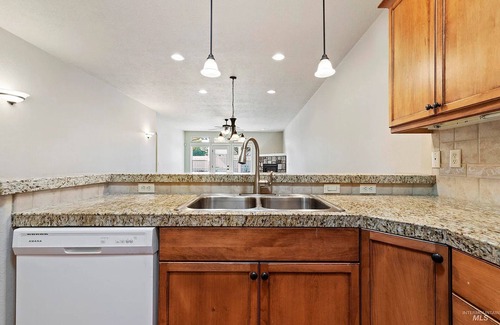 Meridian House | Hot tub, Pet Lovers, 3-bdrm 2 bath, Game Room, Gym, Central Location