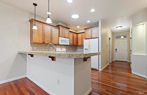 Meridian House | Hot tub, Pet Lovers, 3-bdrm 2 bath, Game Room, Gym, Central Location