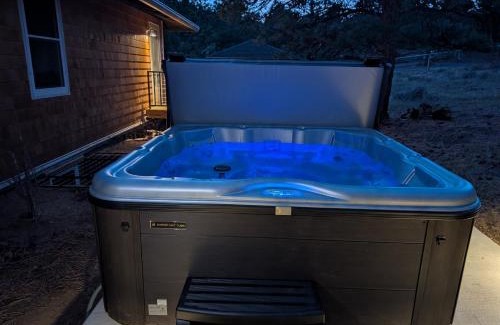 Estes Park House | Hot Tub! Pets Ok! Perfect Estes Park Getaway, Walk to Town 3 Kings!