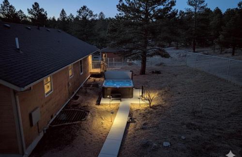 Estes Park House | Hot Tub! Pets Ok! Perfect Estes Park Getaway, Walk to Town 3 Kings!