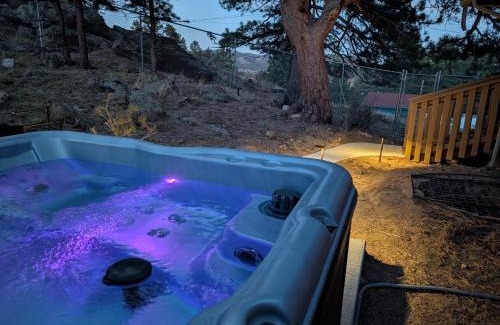 Estes Park House | Hot Tub! Pets Ok! Perfect Estes Park Getaway, Walk to Town 3 Kings!
